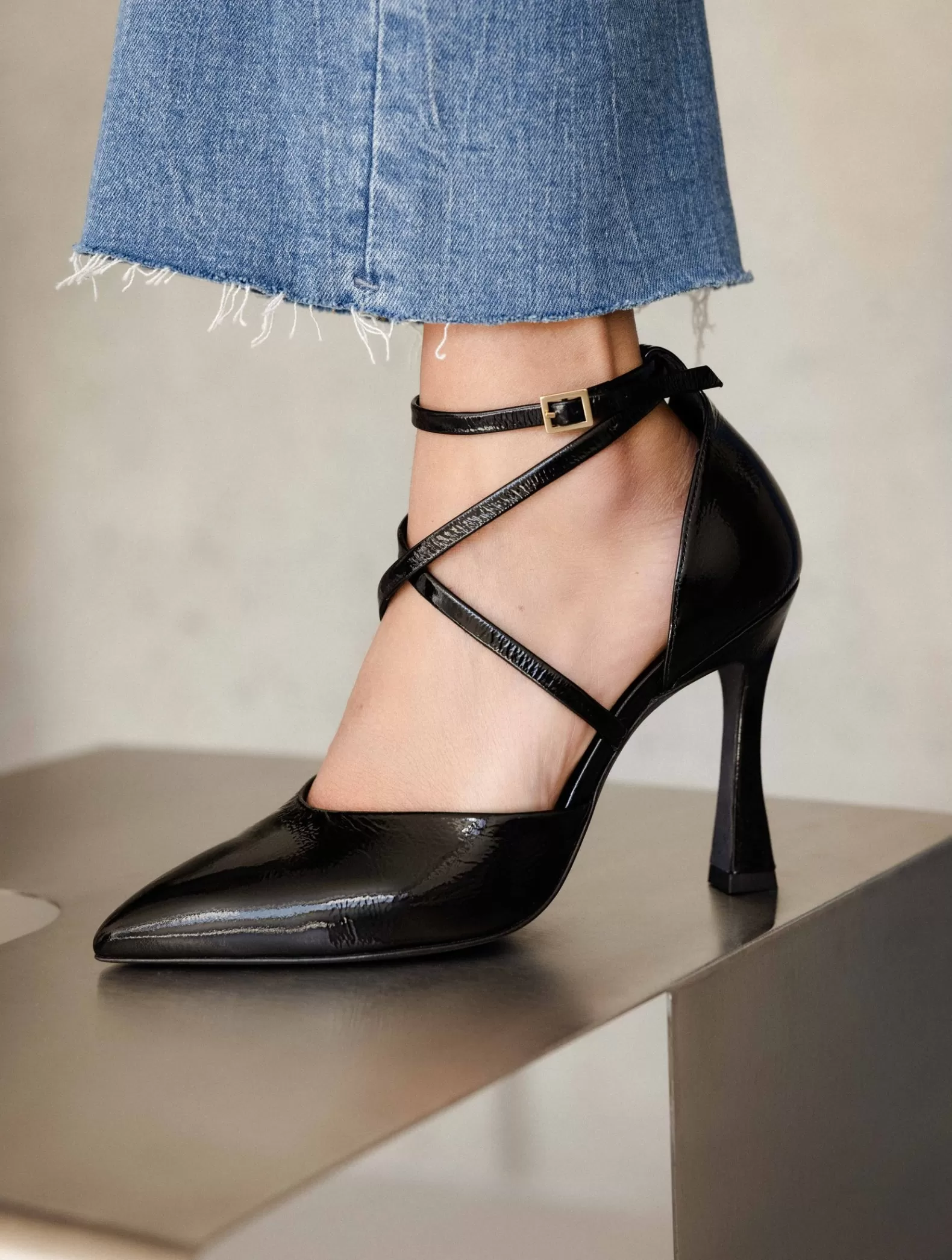 Bobbies Agathe Noir Vinyl Shop