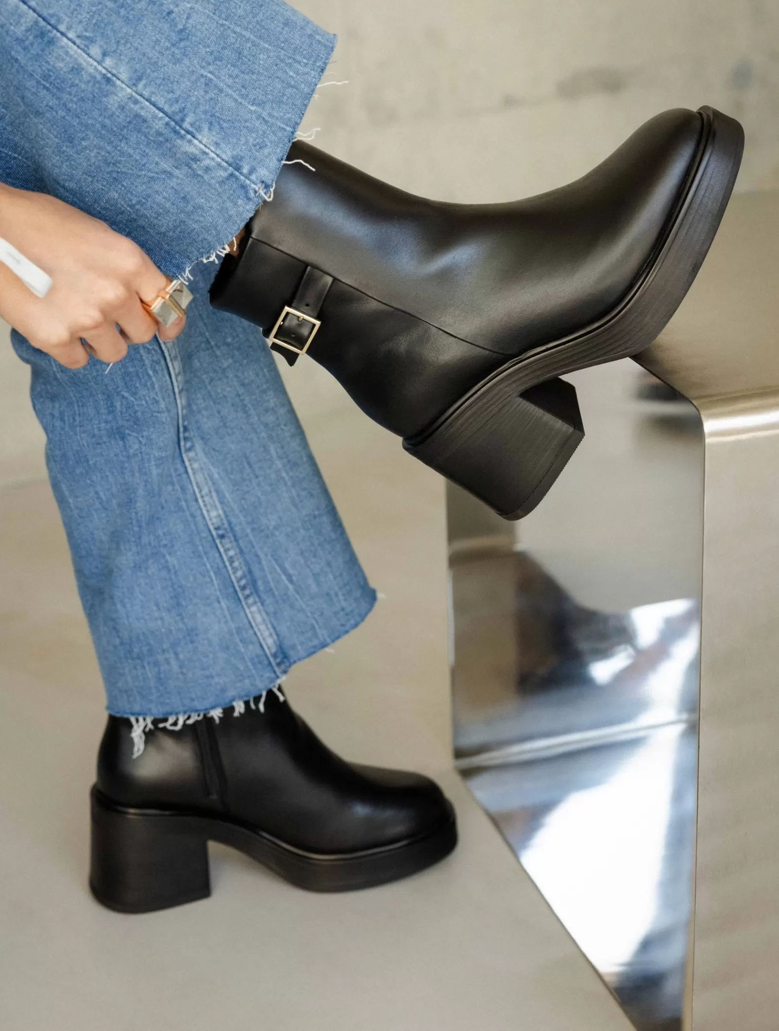 Bobbies Isumi Noir Intense Fashion